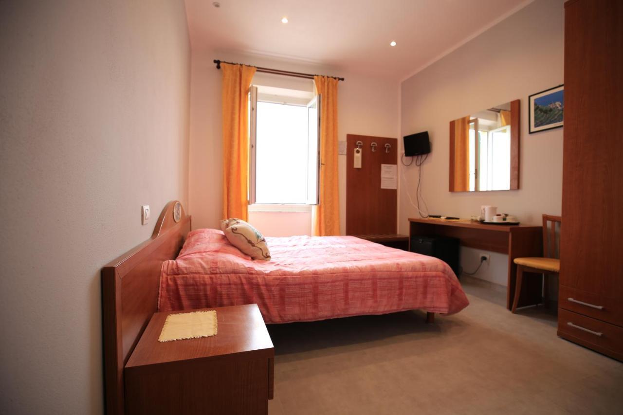 Viviani Raffaella Hotel Monterosso al Mare Luaran gambar